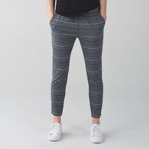 Lululemon Jet Crop Slim Luxtreme Size 10 balck and white striped